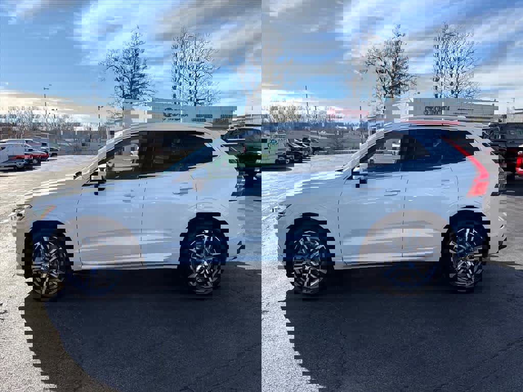 Used 2018 Volvo XC60 T6 Momentum w/ Convenience Package image 26