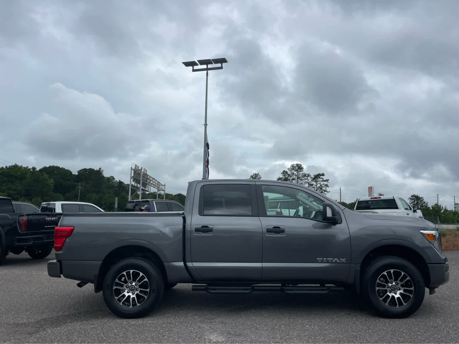 Used 2023 Nissan Titan SV w/ SV Convenience Package RWD image 4