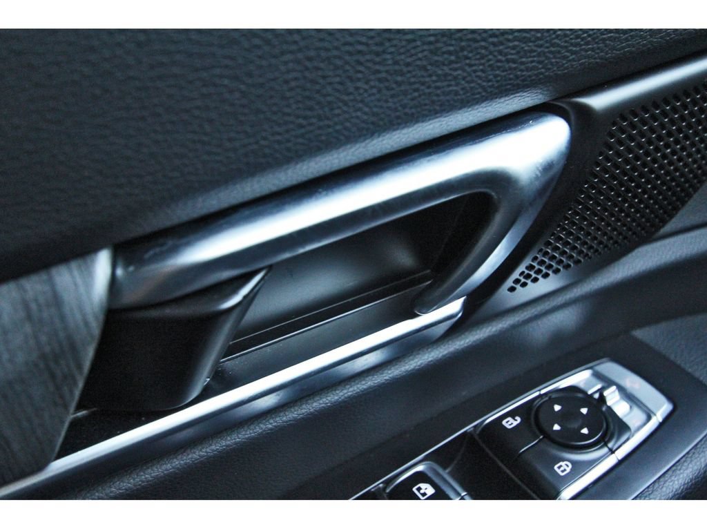 Used 2025 Kia Telluride EX w/ EX Captain's Chair Package FWD image 12