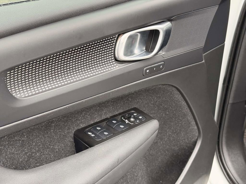 Used 2021 Volvo XC40 T5 R-Design w/ Advanced Package image 18