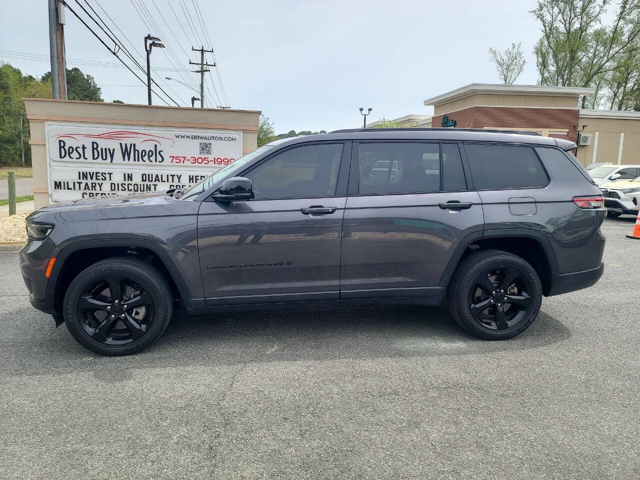 Used 2023 Jeep Grand Cherokee L Laredo RWD image 4