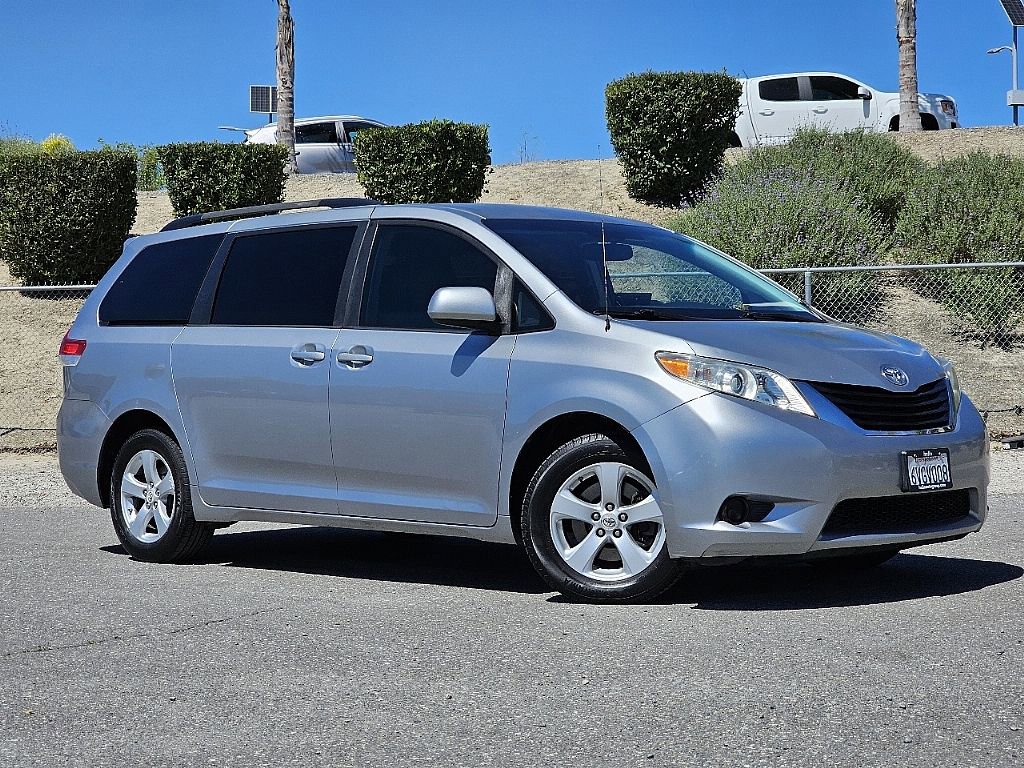 Used 2012 Toyota Sienna LE w/ Preferred Pkg image 4
