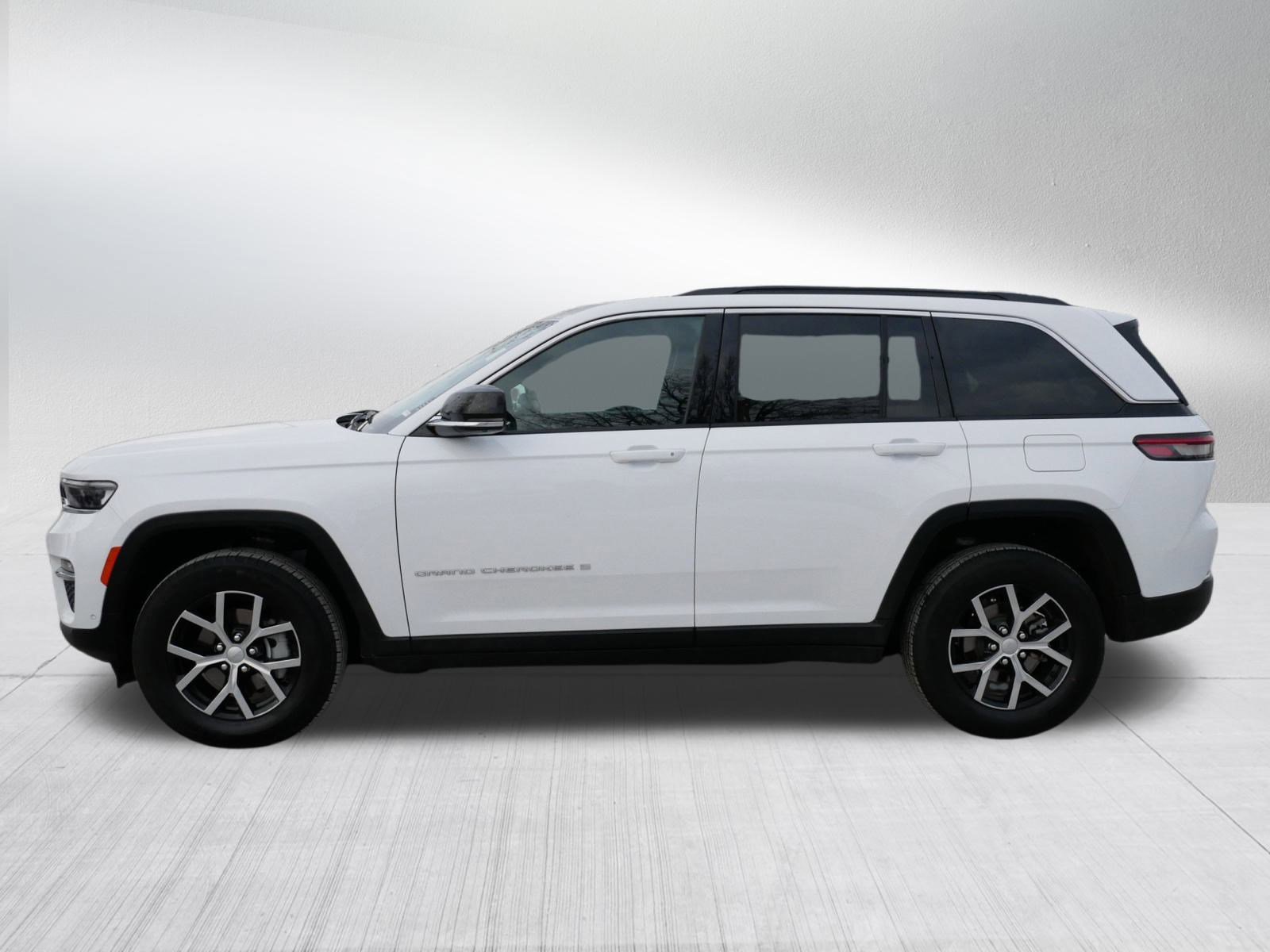 Used 2025 Jeep Grand Cherokee Limited w/ Luxury Tech Group II image 4
