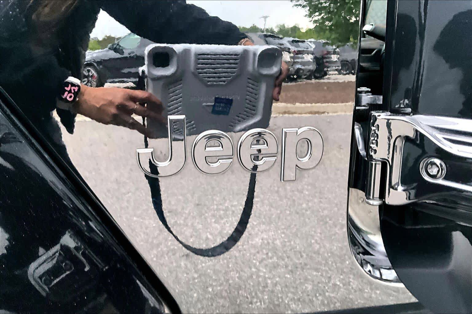 Used 2021 Jeep Wrangler Unlimited Sahara AWD/4WD image 9