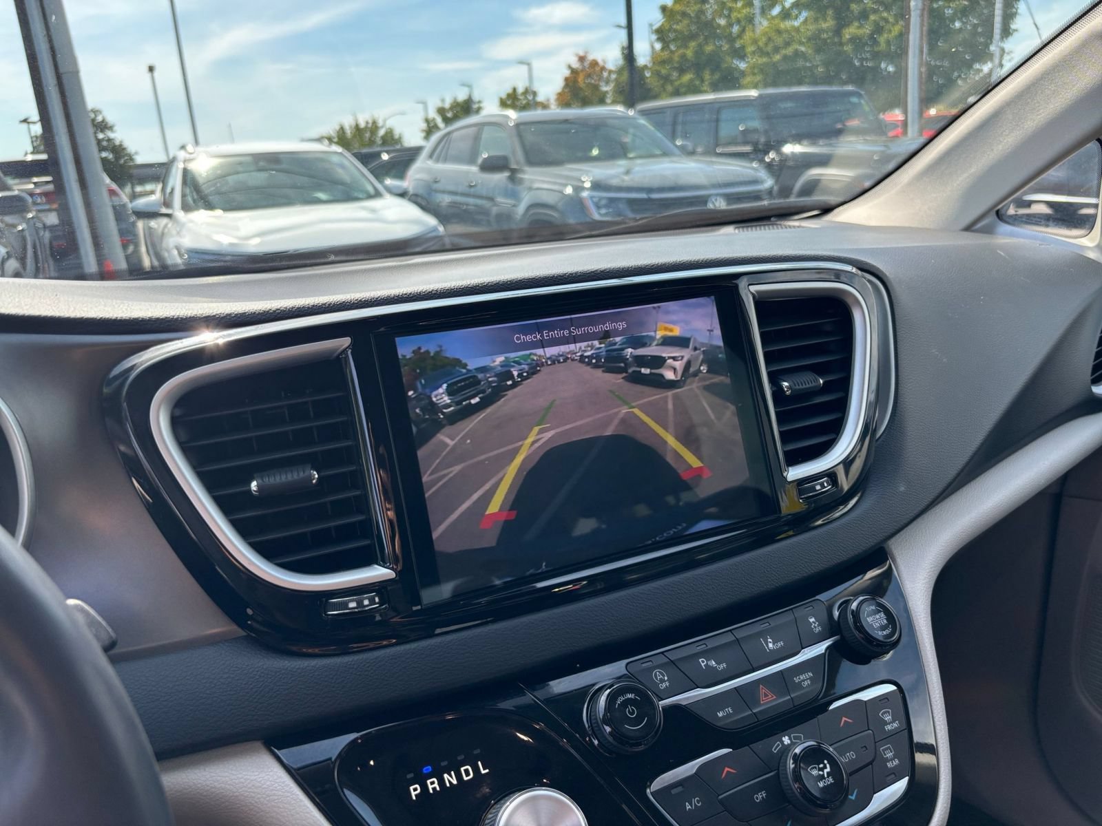 Used 2023 Chrysler Pacifica Touring-L FWD image 25