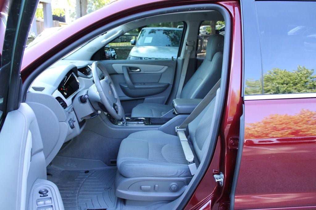Used 2017 Chevrolet Traverse LT w/ Style and Technology Package AWD/4WD image 13