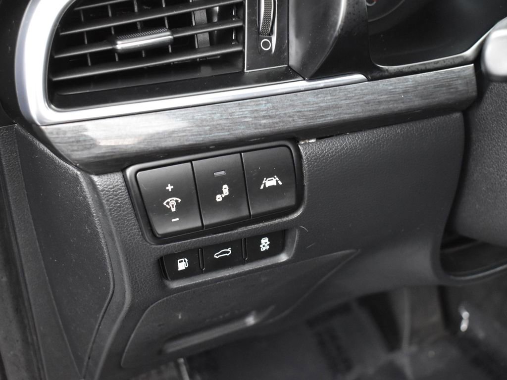 Used 2018 Kia Cadenza Limited image 12