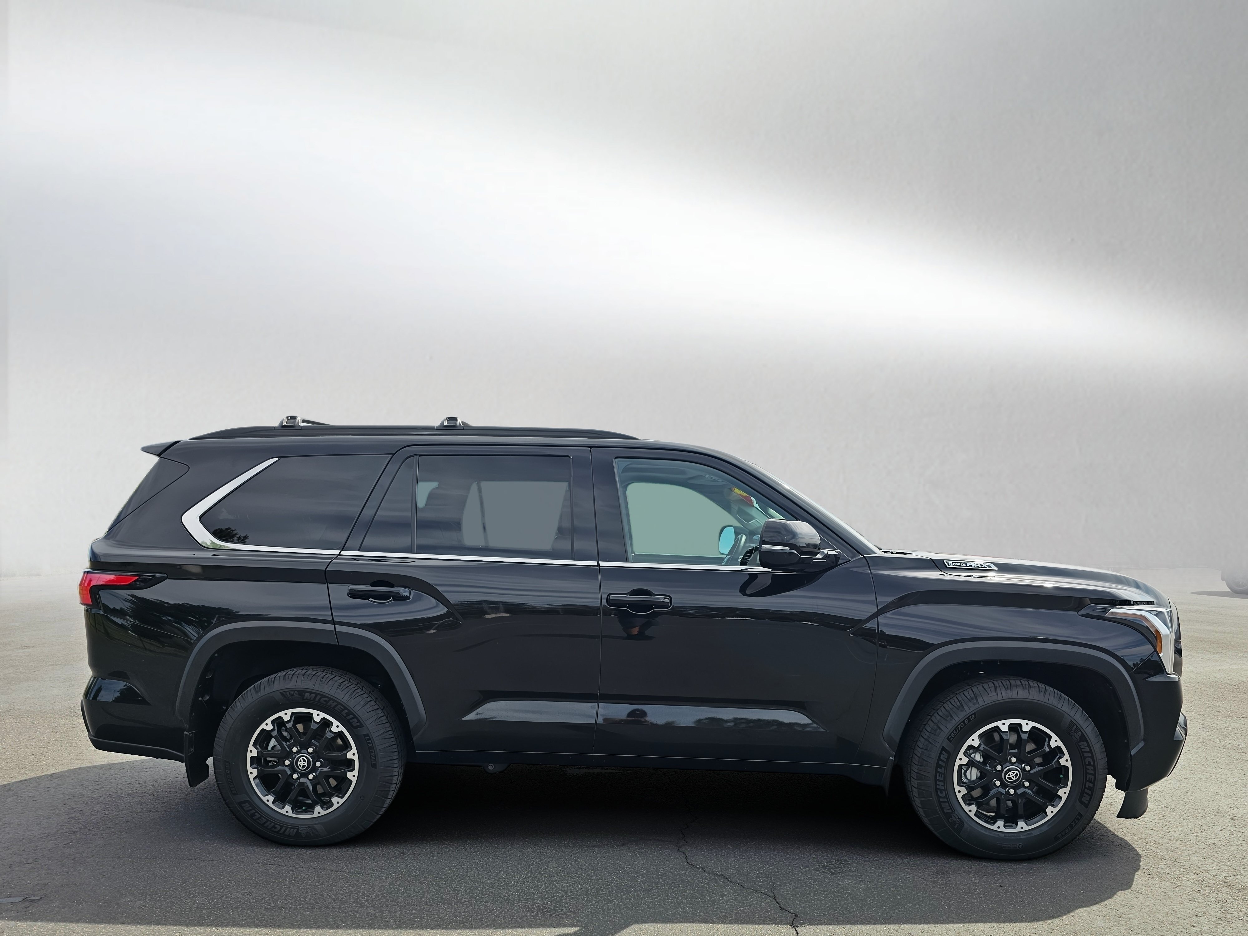 Used 2023 Toyota Sequoia SR5 w/ SR5 Premium Package AWD/4WD image 6