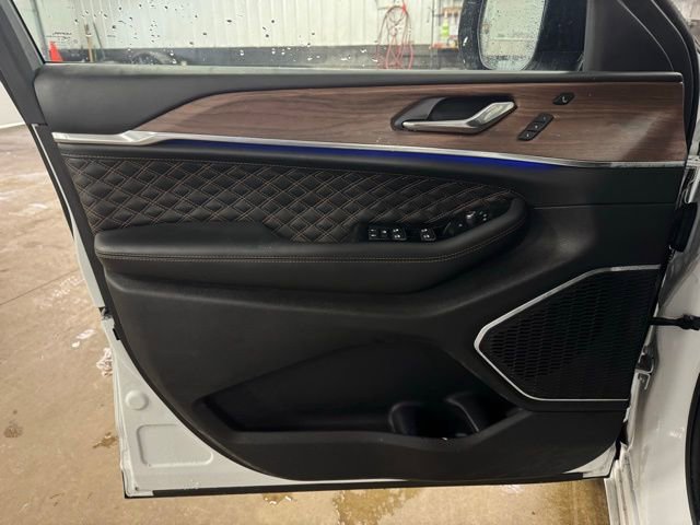 Used 2025 Jeep Grand Cherokee Summit image 13