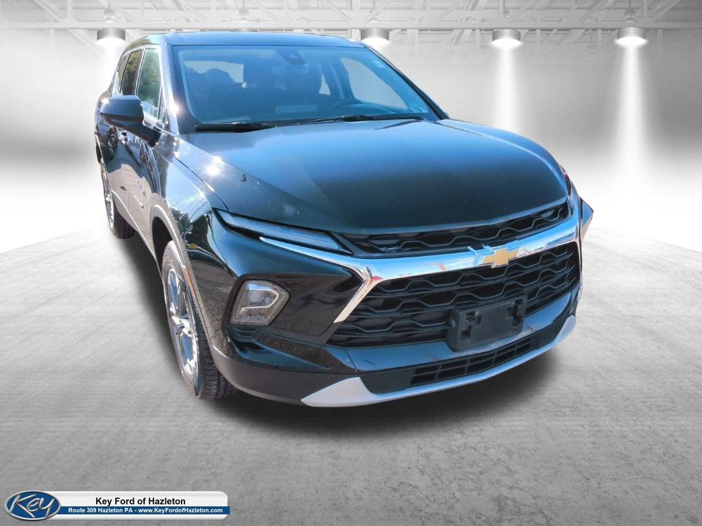 Used 2025 Chevrolet Blazer LT FWD image 2