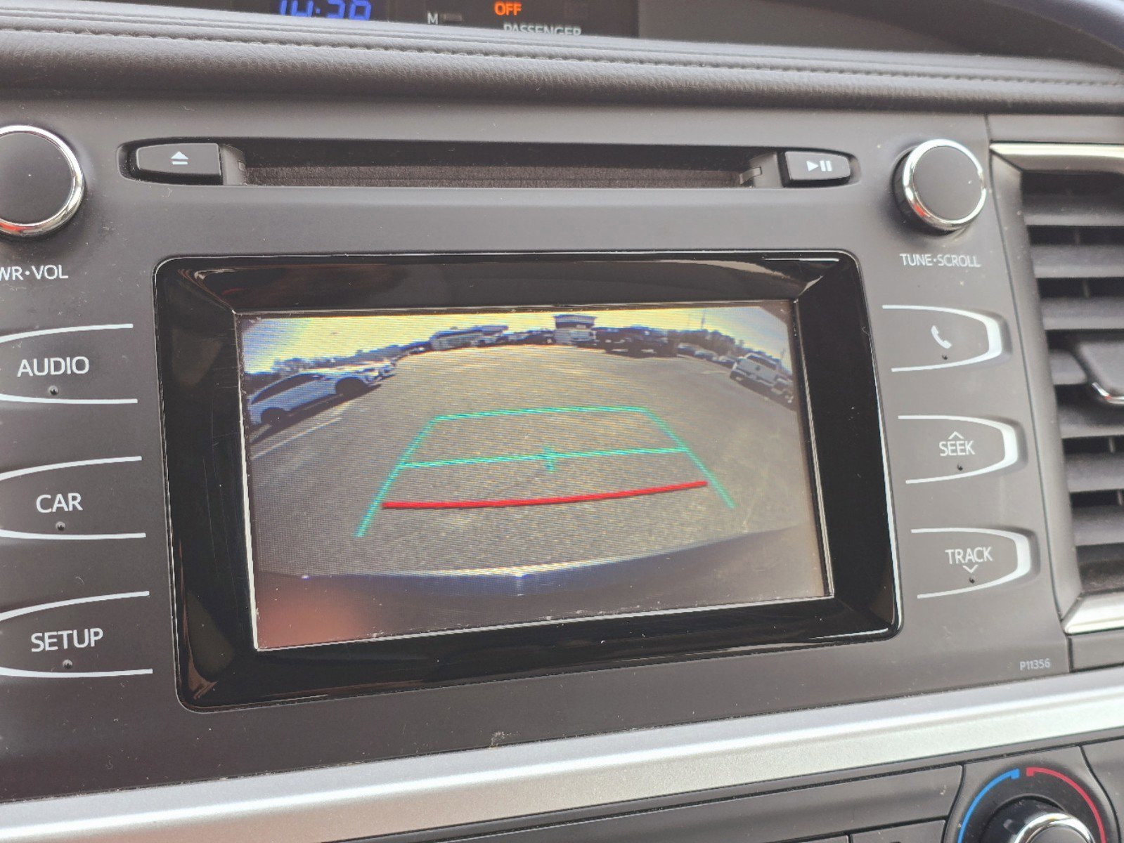 Used 2018 Toyota Highlander LE image 25