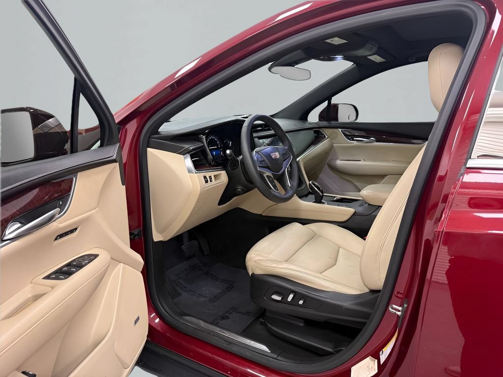 Used 2018 Cadillac XT5 Luxury w/ Driver Awareness Package FWD image 10