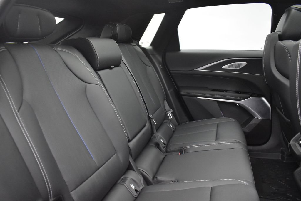 New 2026 Cadillac Lyriq Signature Sport w/ LPO, Floor Liner Package AWD/4WD image 32