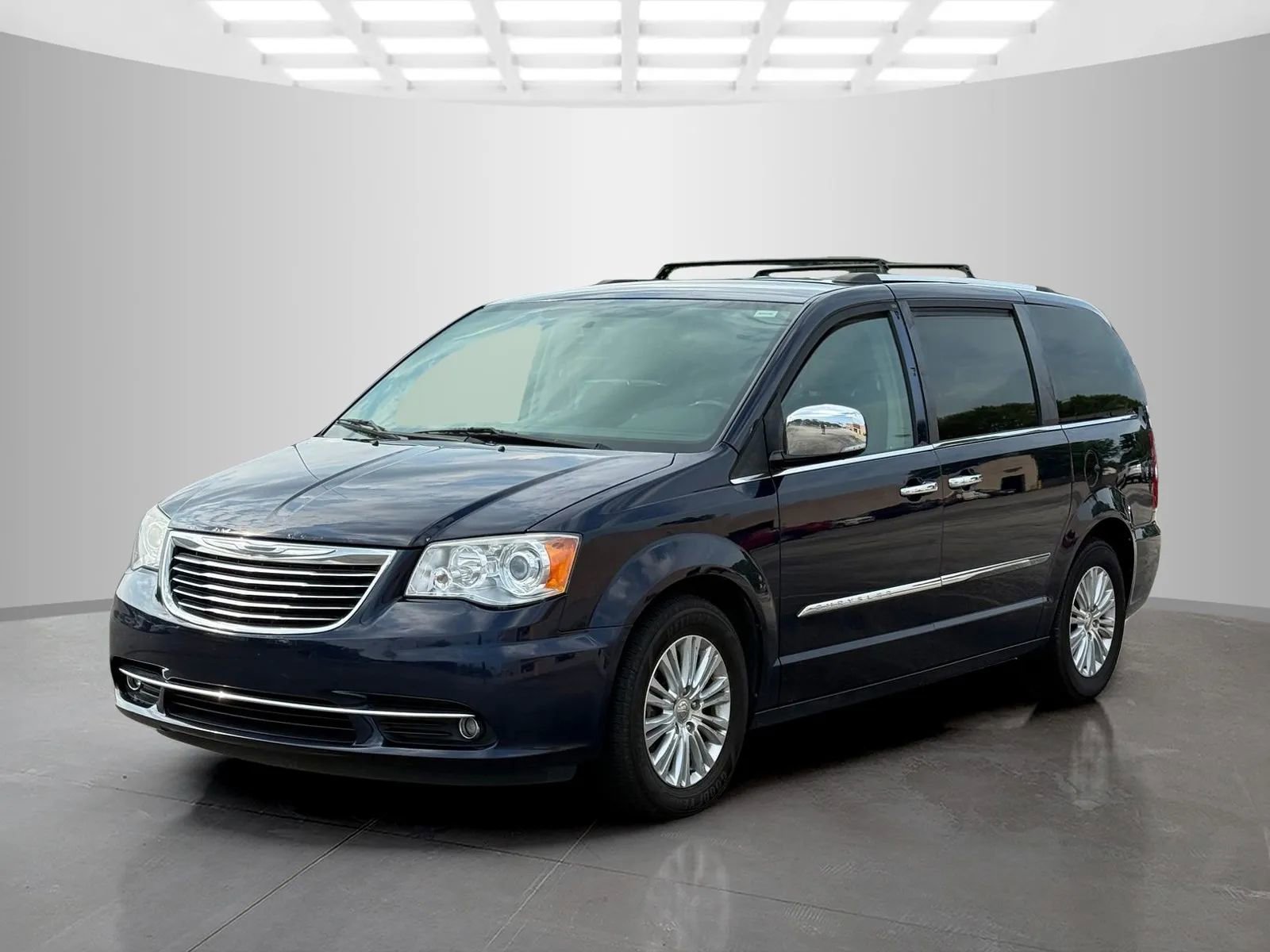 Used 2014 Chrysler Town & Country Limited image 9