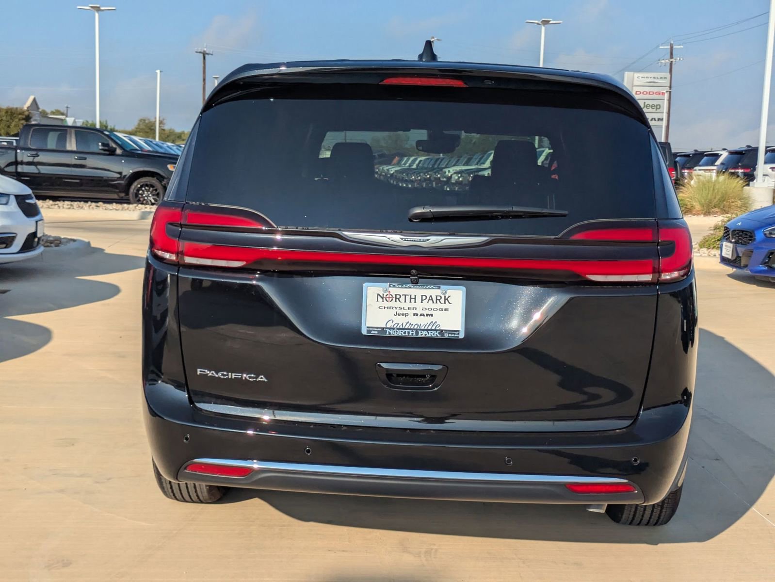 New 2026 Chrysler Pacifica Select FWD image 4