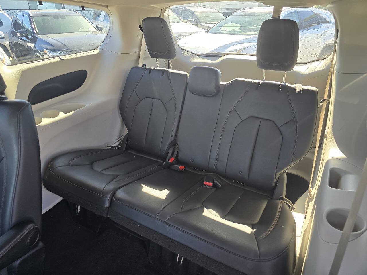 Used 2017 Chrysler Pacifica Touring-L w/ Tire & Wheel Group FWD image 9