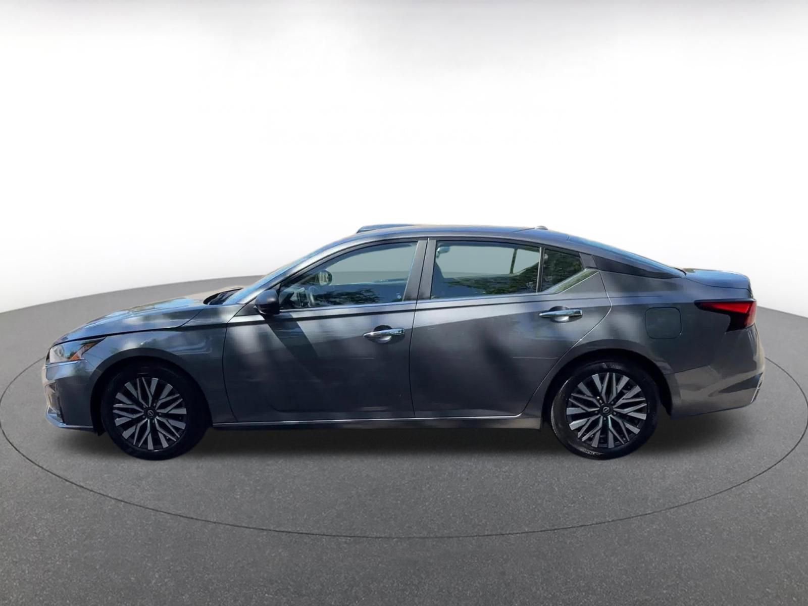 Used 2025 Nissan Altima 2.5 SV FWD image 9