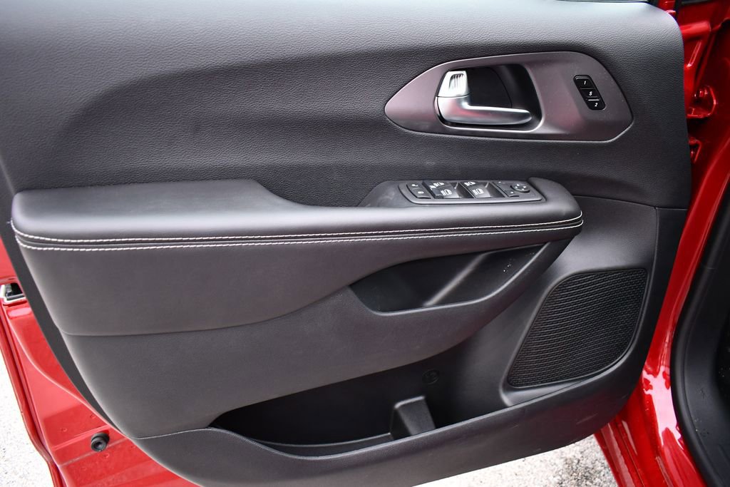 New 2026 Chrysler Pacifica Select image 13
