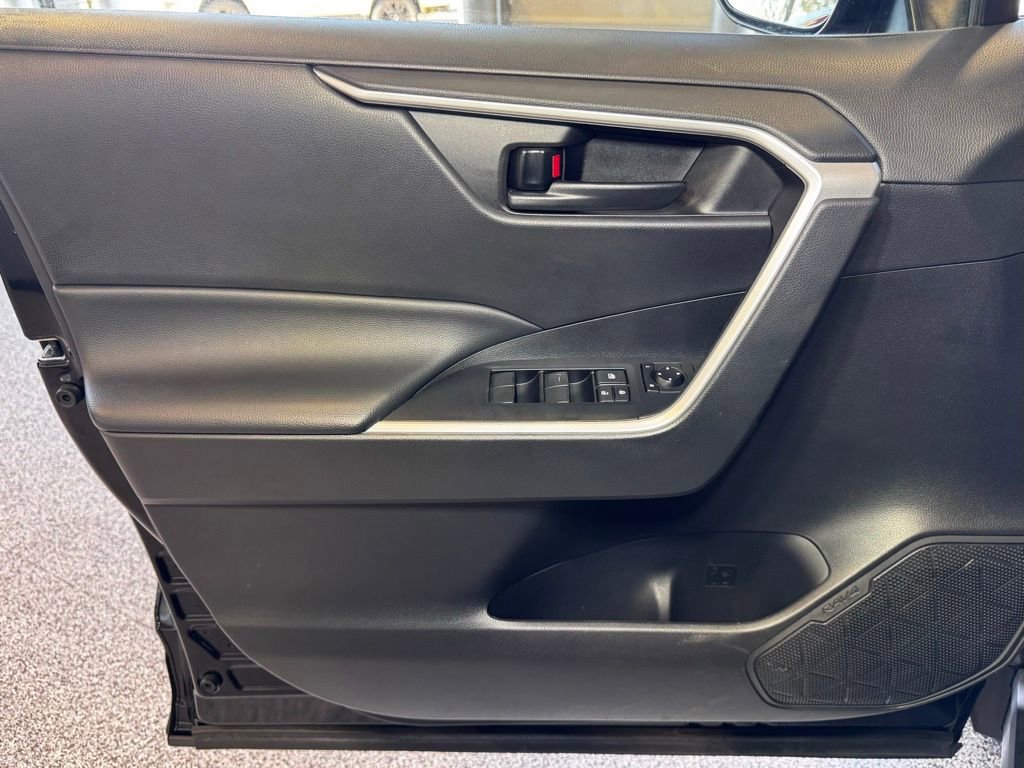 Certified 2022 Toyota RAV4 LE AWD/4WD image 19