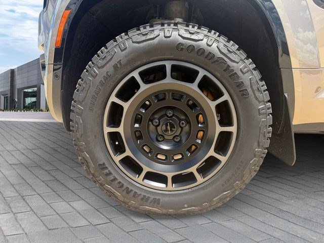 New 2026 Land Rover Defender 110 OCTA AWD/4WD image 9