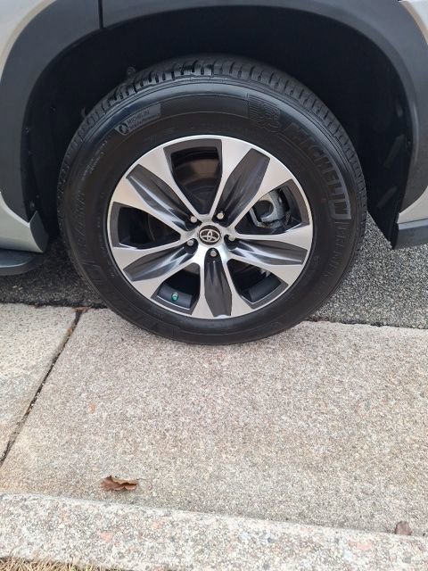 Used 2024 Toyota Highlander XLE image 28