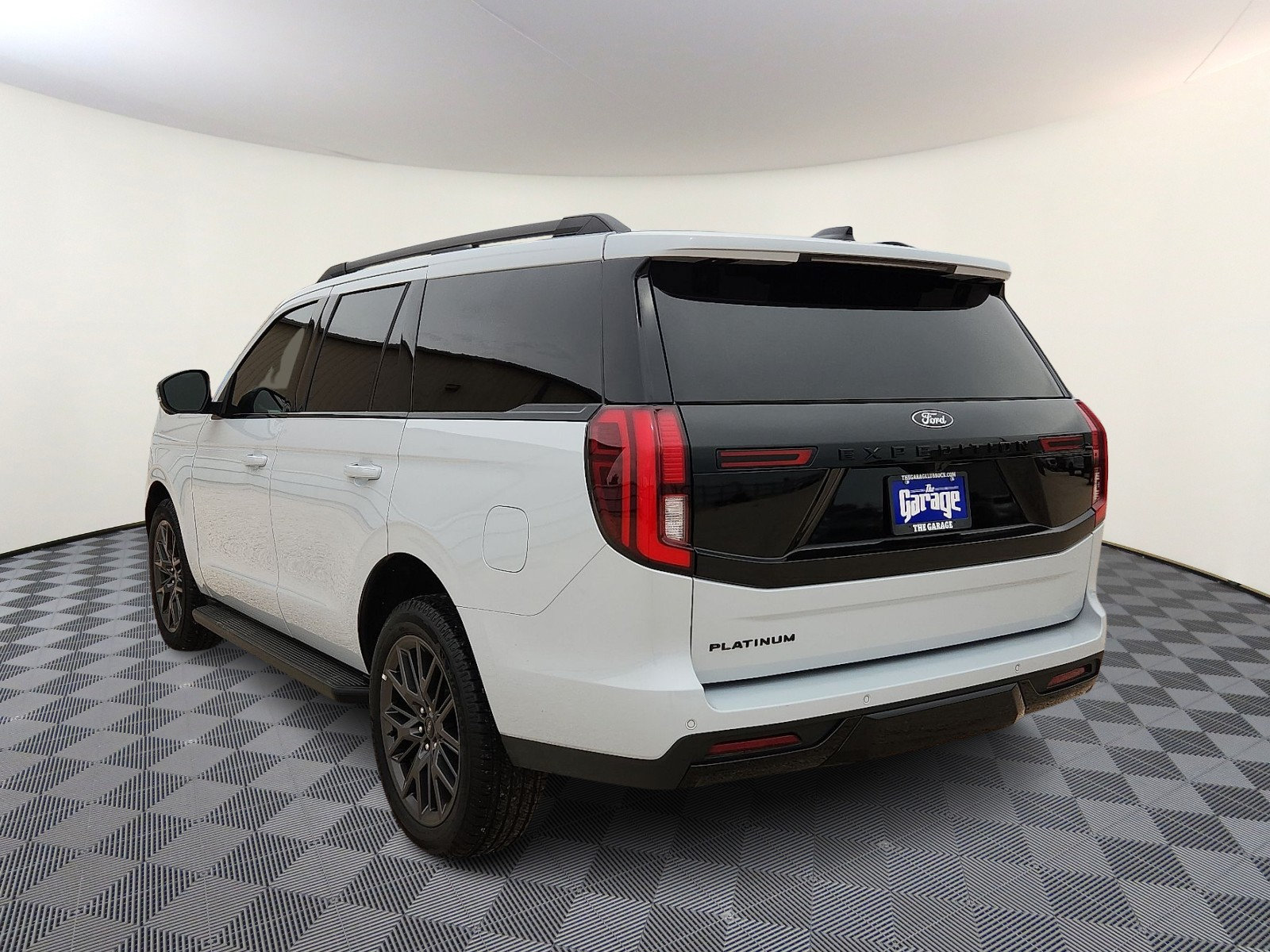 Used 2026 Ford Expedition Platinum w/ Stealth Appearance Package AWD/4WD image 3