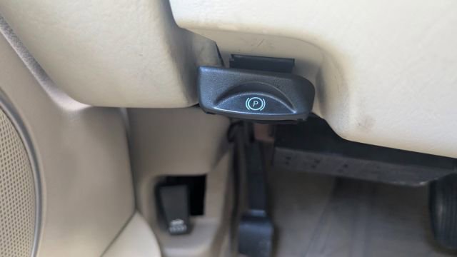 Used 2011 Lincoln Town Car Signature Limited image 30