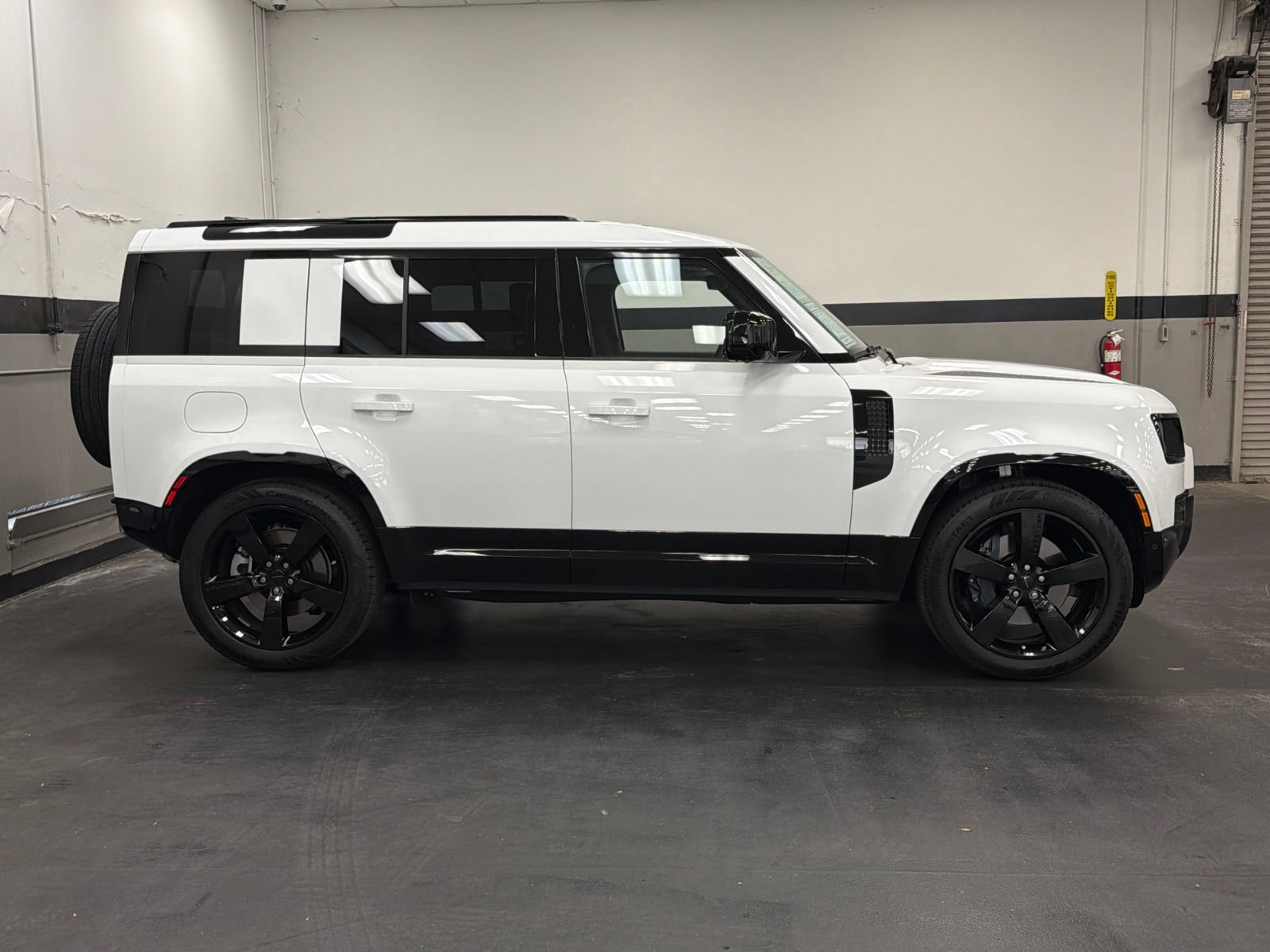 Used 2026 Land Rover Defender 110 X-Dynamic SE AWD/4WD image 3