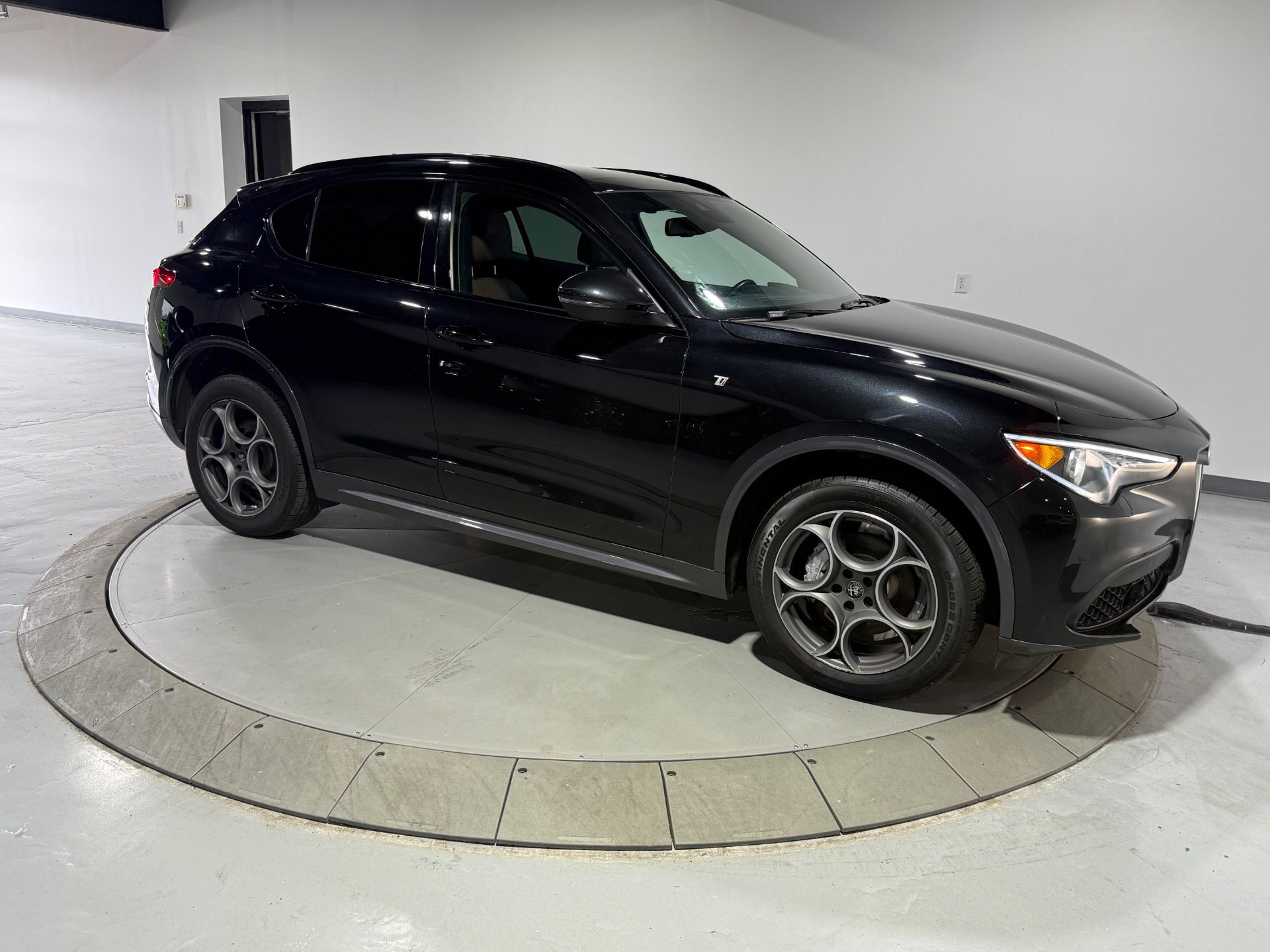 Used 2023 Alfa Romeo Stelvio Ti AWD/4WD image 5