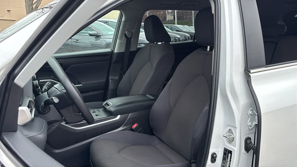 Used 2023 Toyota Highlander L image 10