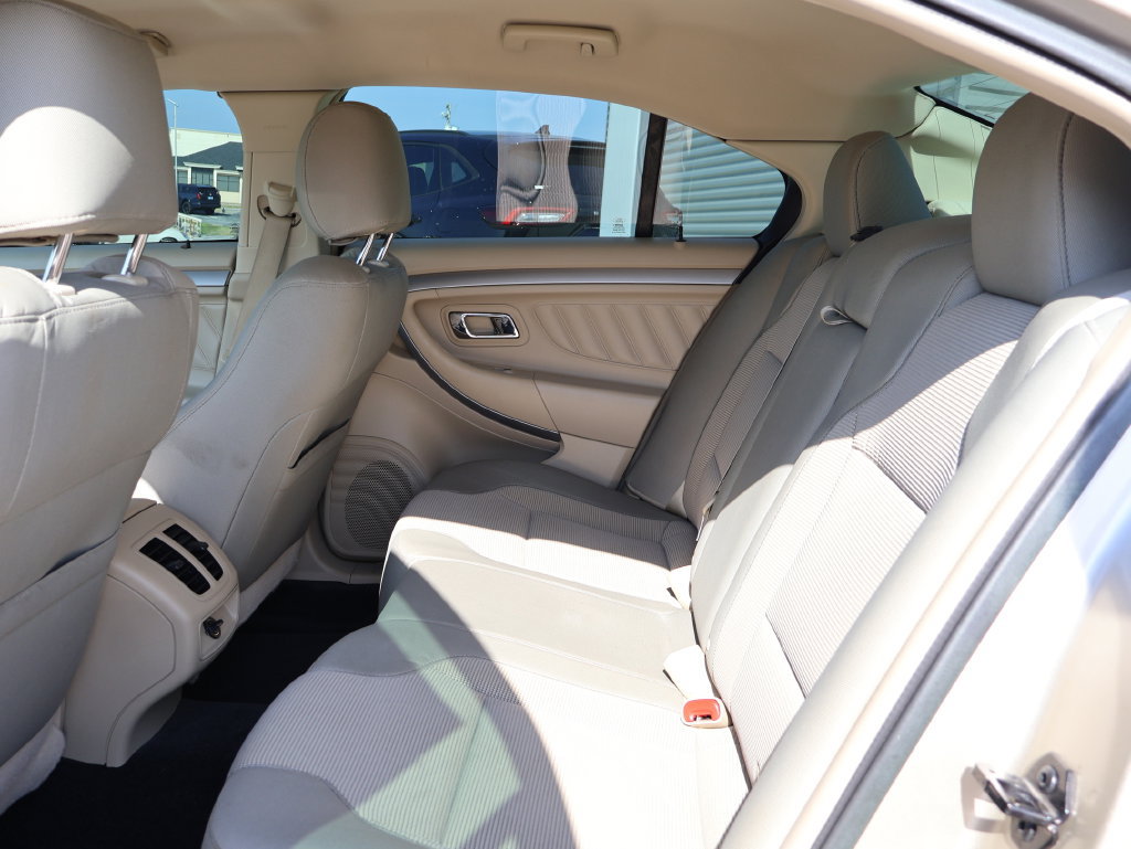 Used 2017 Ford Taurus SEL FWD image 16