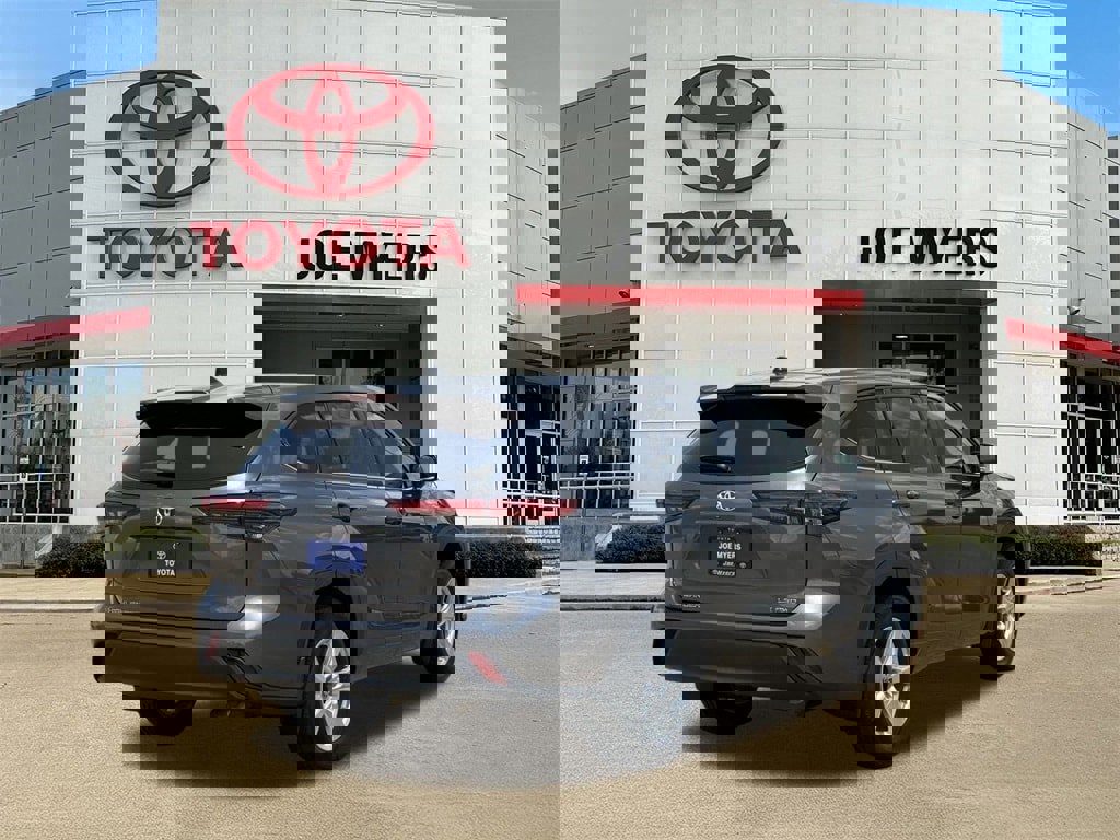 Used 2023 Toyota Highlander LE image 4