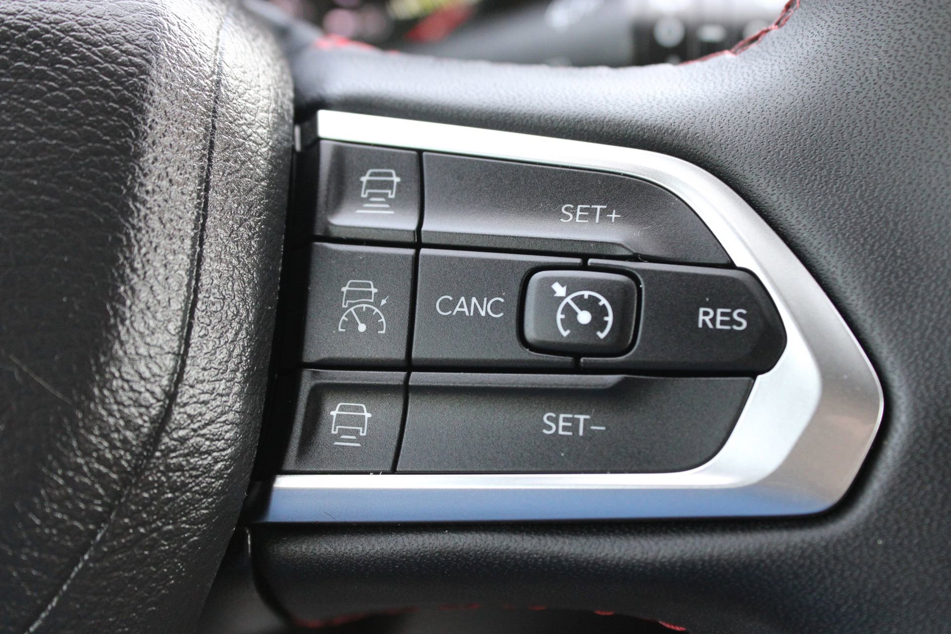 Used 2025 Jeep Compass Trailhawk AWD/4WD image 32
