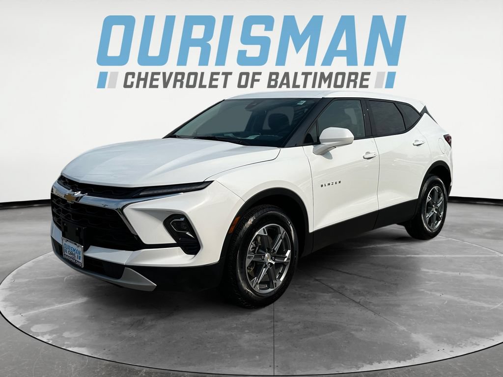 Used 2025 Chevrolet Blazer LT AWD/4WD image 2
