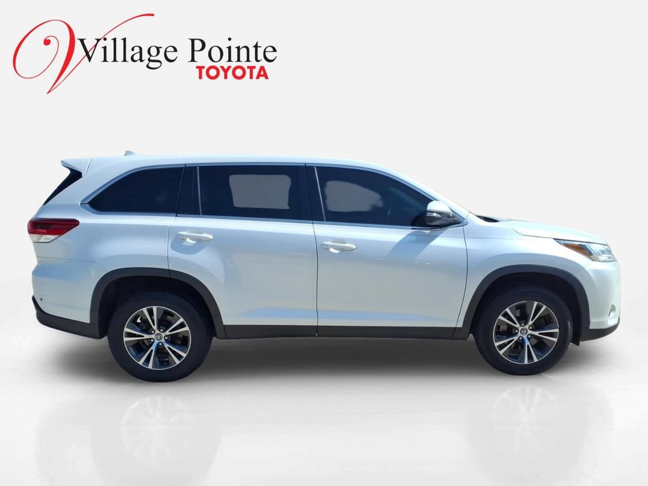 Used 2019 Toyota Highlander Plus FWD image 4