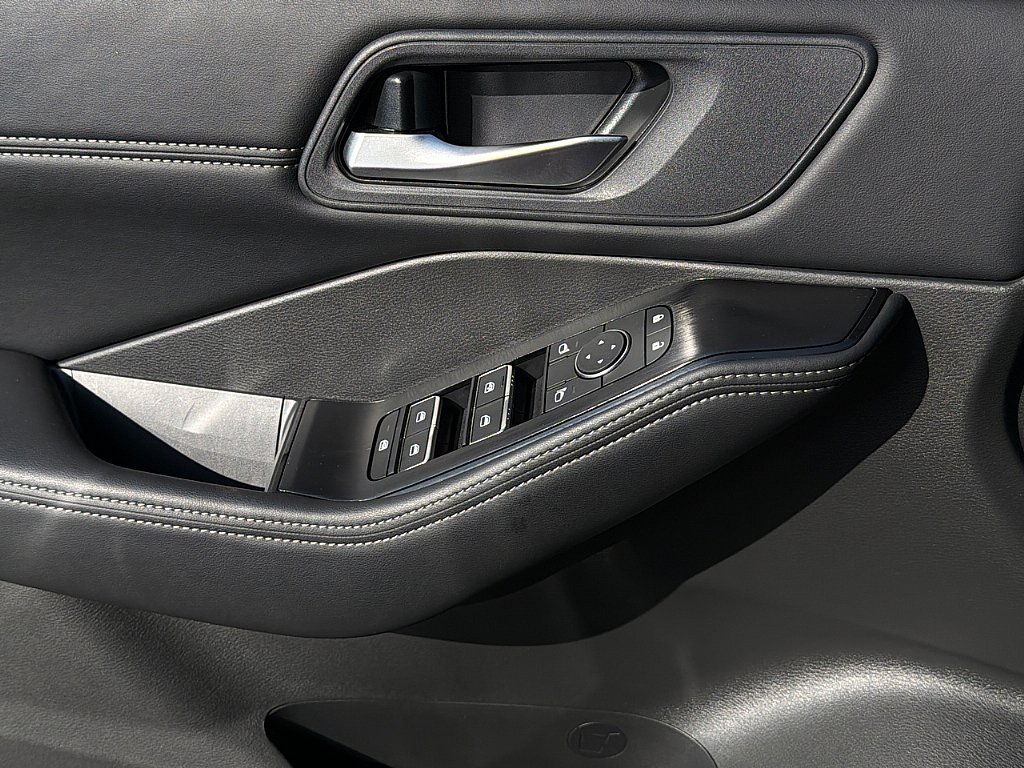 Used 2025 Nissan Rogue SL image 19