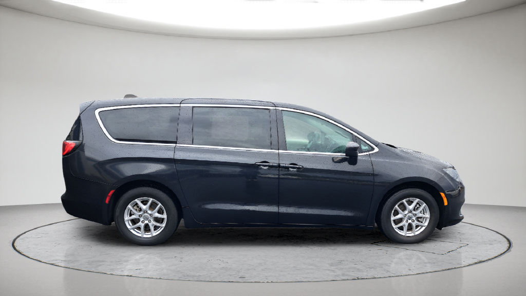 Used 2023 Chrysler Voyager LX FWD image 18