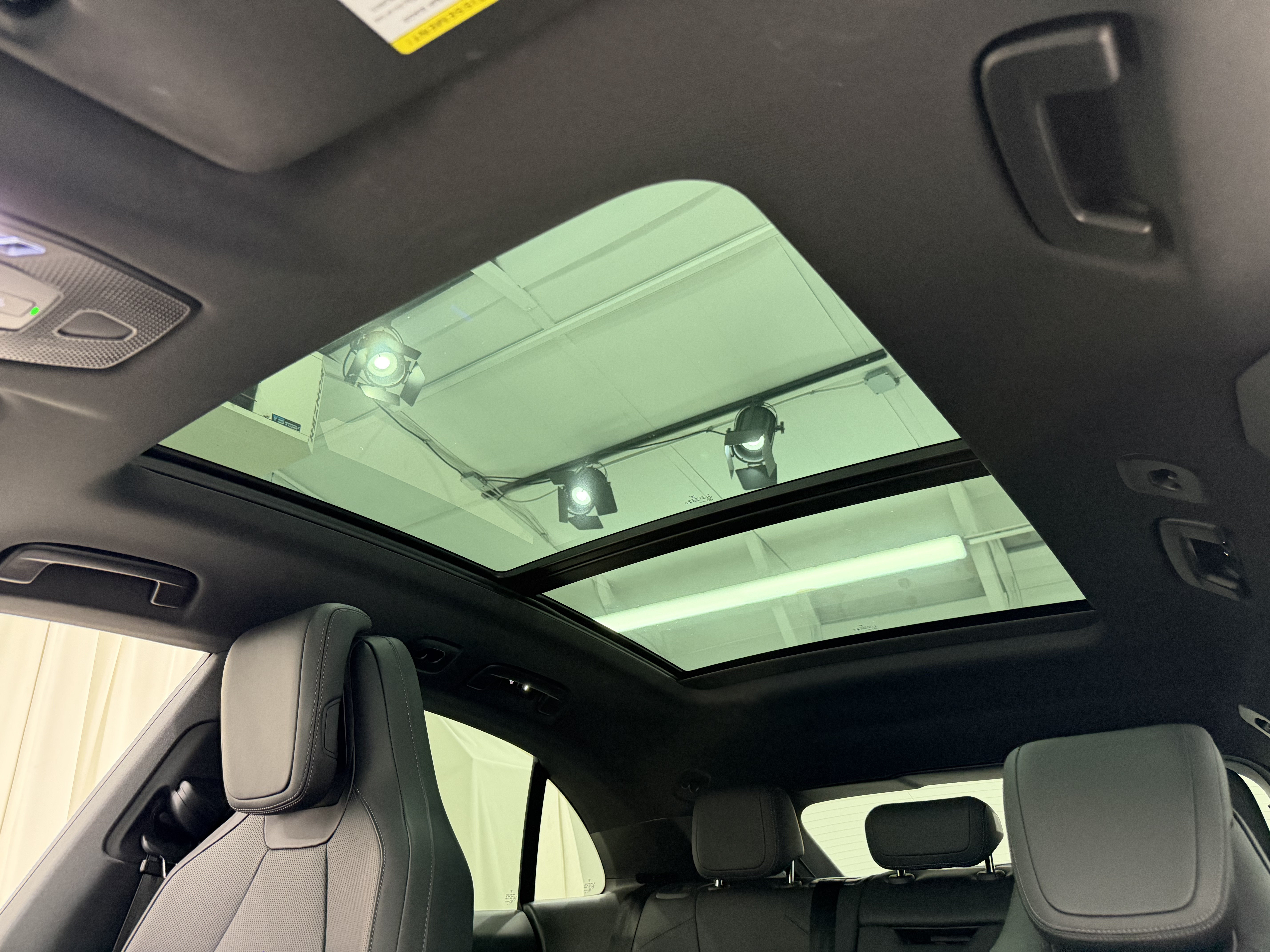 Certified 2025 Porsche Macan Electric RWD image 35