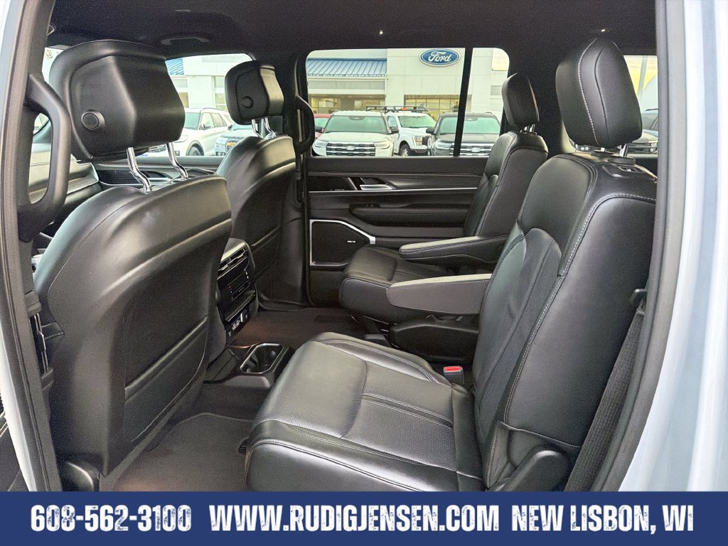 Used 2024 Jeep Wagoneer Series III AWD/4WD image 24