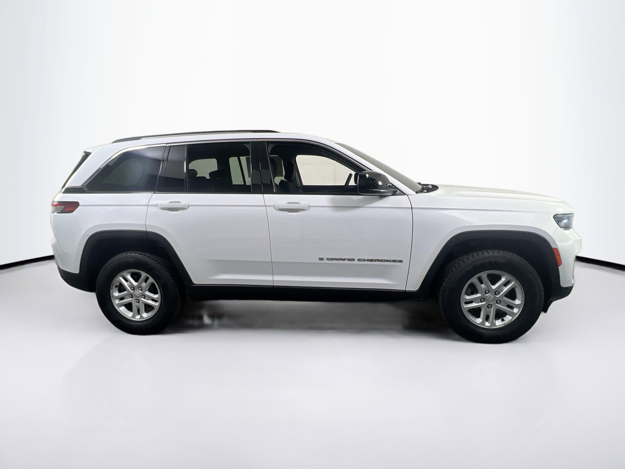 Used 2023 Jeep Grand Cherokee Laredo AWD/4WD image 4