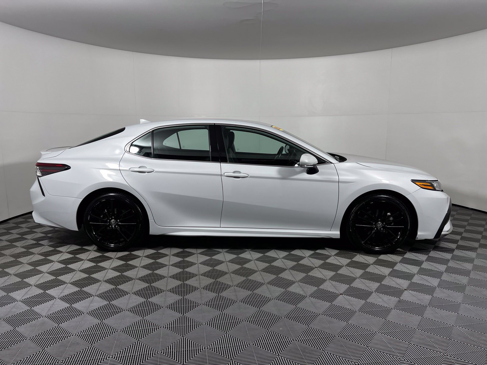 Used 2024 Toyota Camry XSE FWD image 4