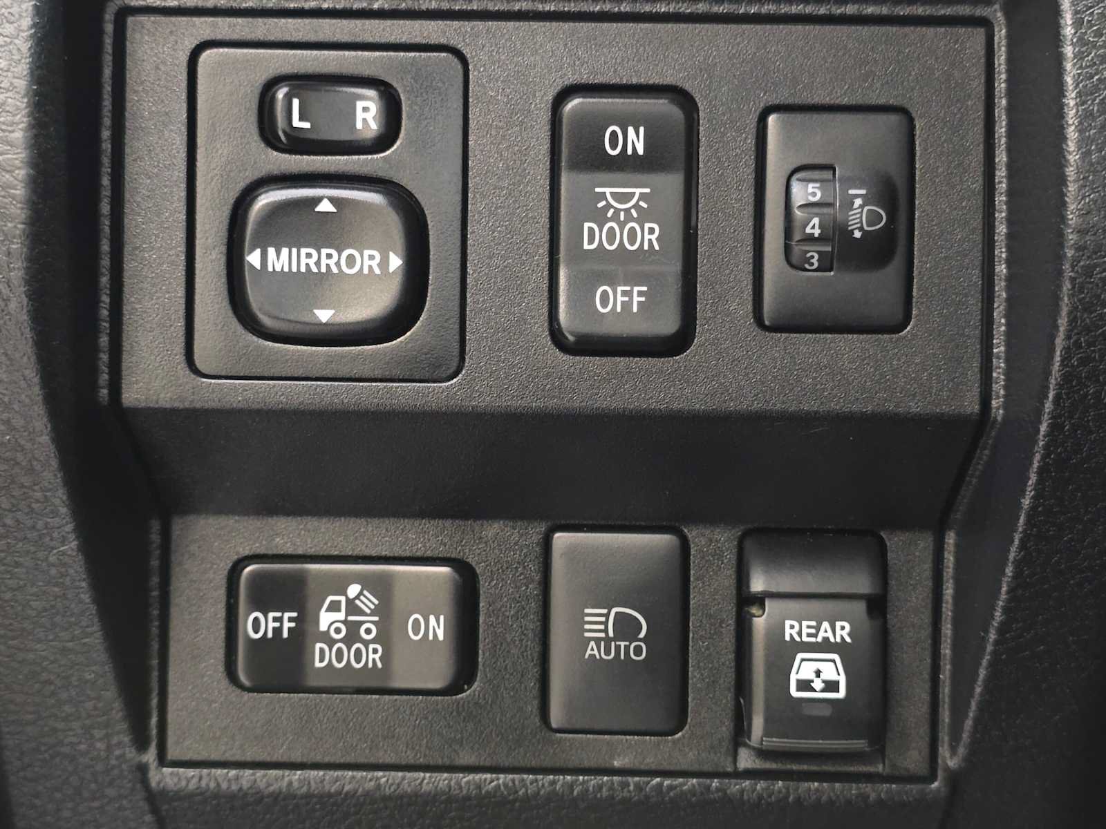 Used 2019 Toyota Tundra Limited w/ Limited Premium Package AWD/4WD image 17