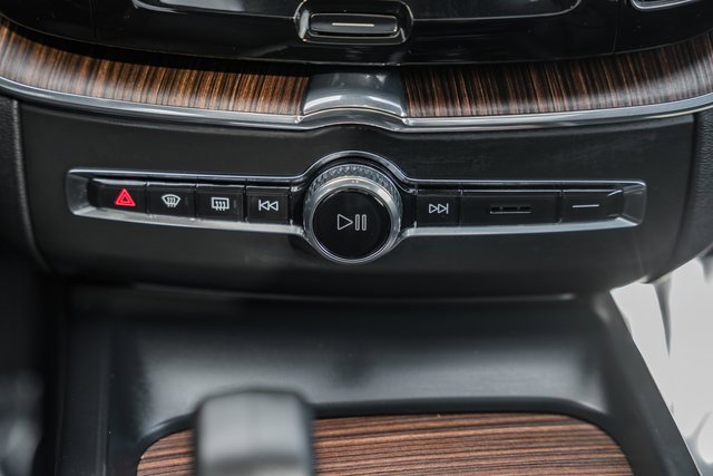 Used 2024 Volvo XC60 B5 Plus image 24