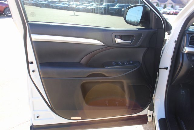 Used 2018 Toyota Highlander SE image 8