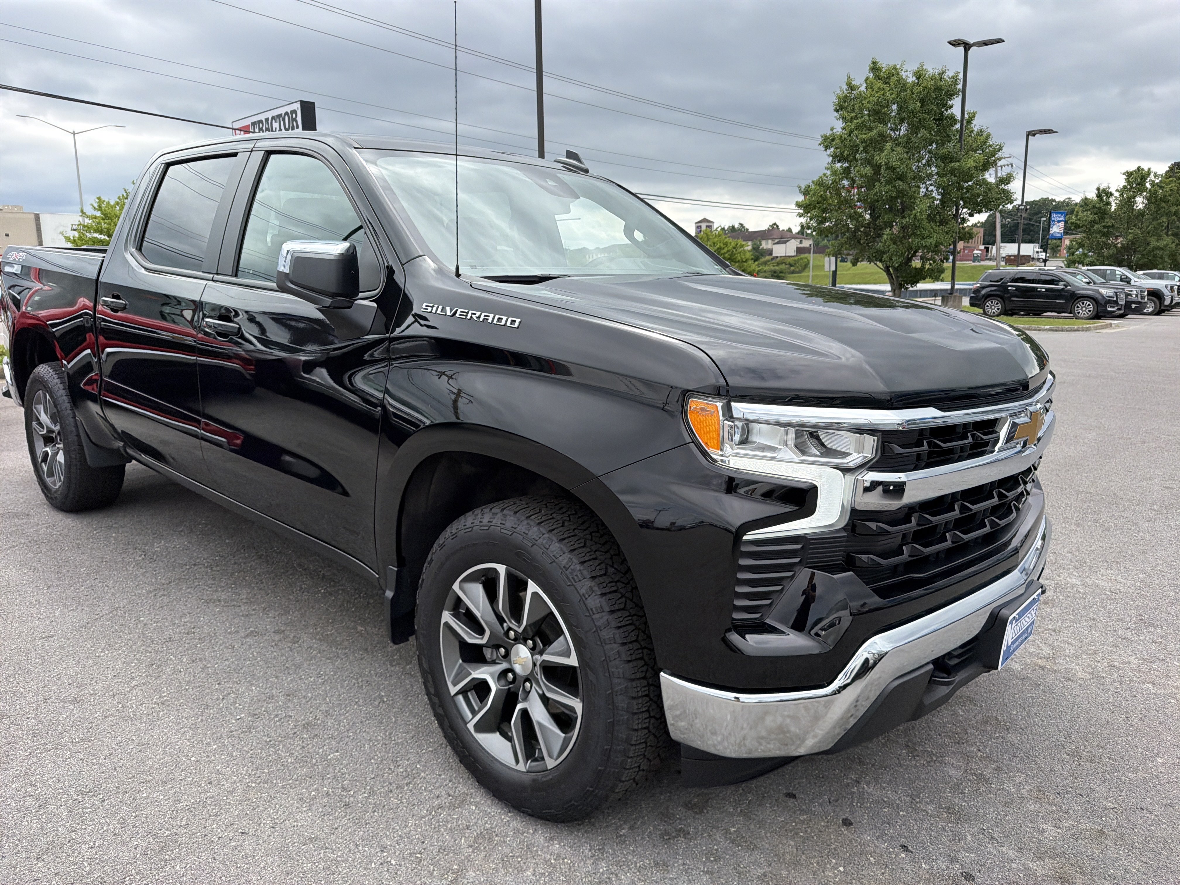 Used 2023 Chevrolet Silverado 1500 LT AWD/4WD image 3