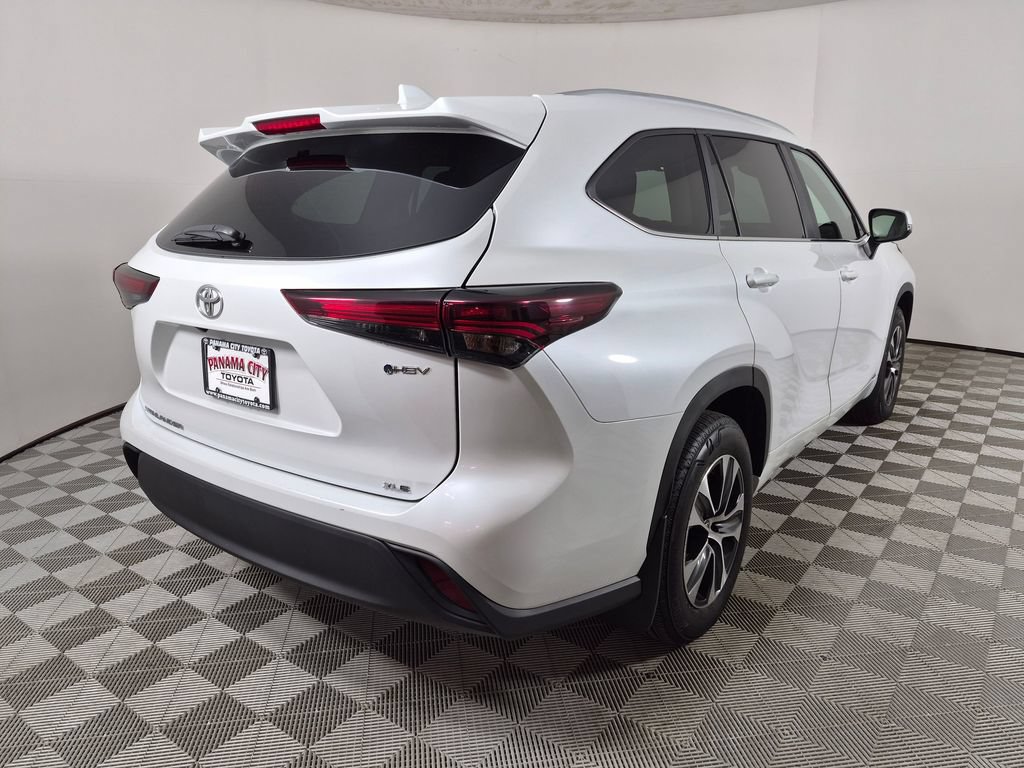 Used 2025 Toyota Highlander XLE AWD/4WD image 3