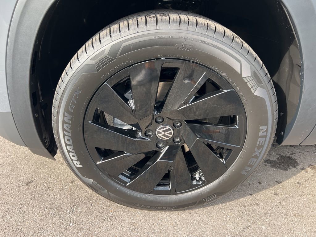 New 2026 Volkswagen Atlas Cross Sport SE image 7