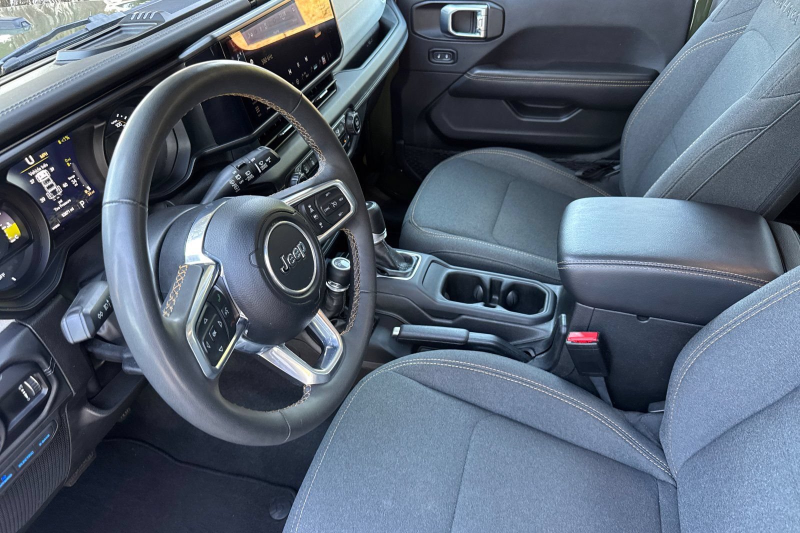 Used 2024 Jeep Wrangler Unlimited Sahara AWD/4WD image 9