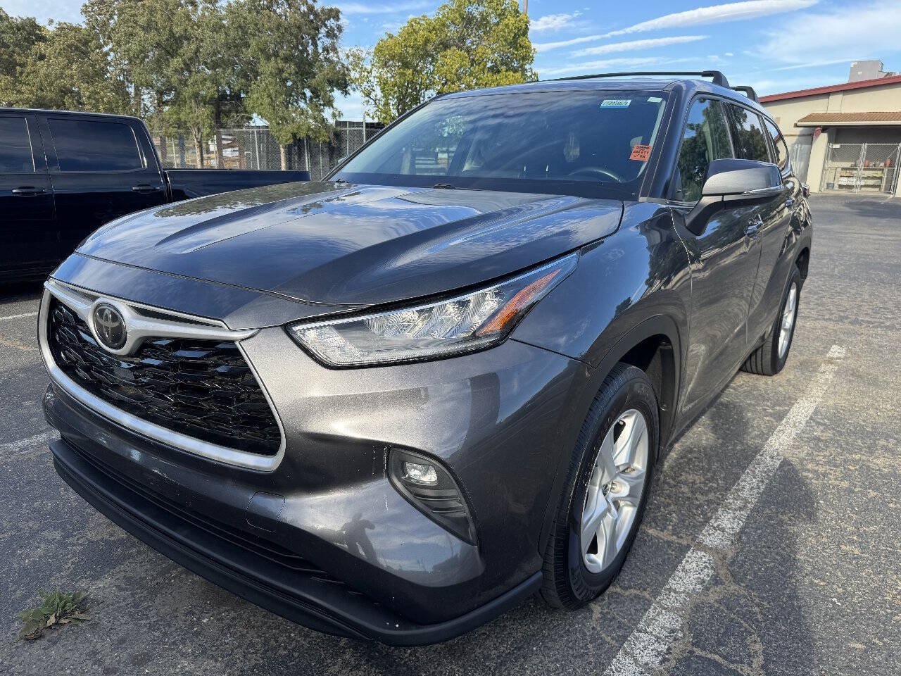 Used 2020 Toyota Highlander LE FWD image 2