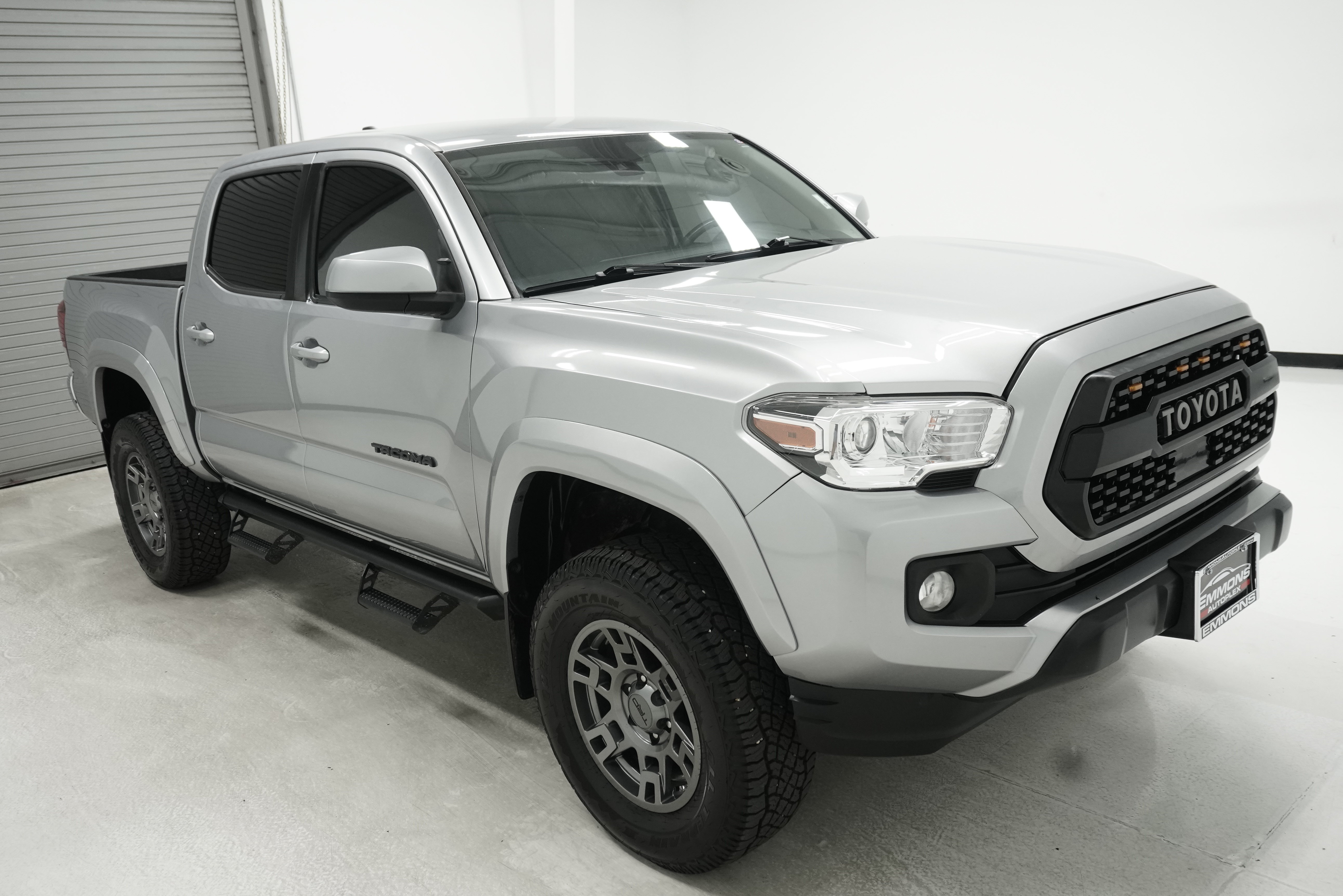 Used 2020 Toyota Tacoma SR5 RWD image 3